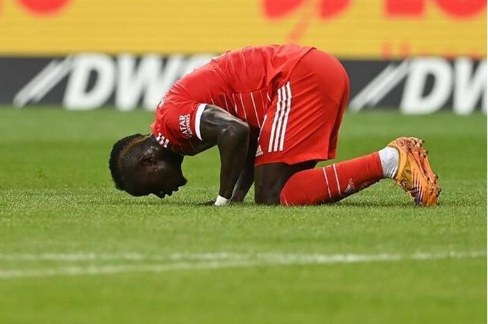 عجلة الدوري الألماني تبدأ بالدوران.. وماني يبدأ بالتسجيل ويحتفل على طريقة صلاح 62ed857f4236045b1a63ffa7