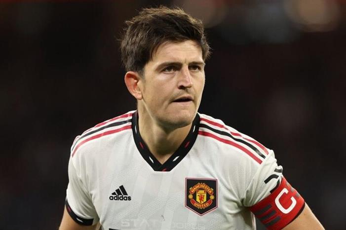 هاري ماغوير يتوه أثناء خروج فريقه من غرف خلع الملابس لمواجهة برايتون (فيديو) hary