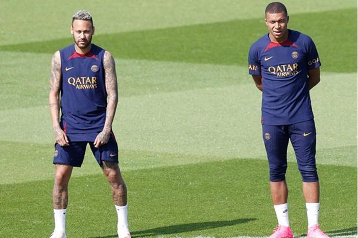 مدرب باريس سان جيرمان يستبعد ثلاثة نجوم من مواجهة لوريان في افتتاح الدوري 64d76e234c59b704274d6182