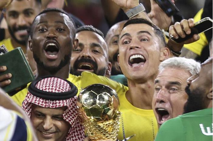 أشعر بالفخر .. أول تعليق لرونالدو بعد تتويجه بلقبه الأول مع النصر السعودي 64d89c9a4236041802656489