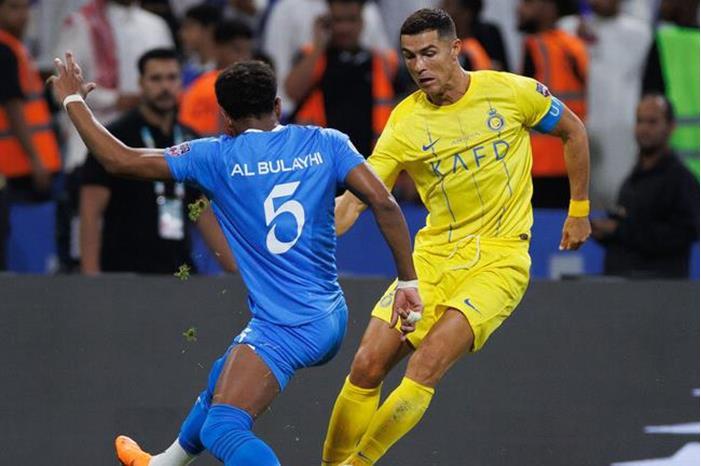 مشهد غريب .. رونالدو يخرج شيئا من جسده ويضعه في وجه البليهي! 64da0b734c59b72c5740e991