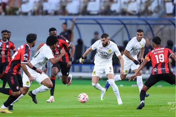 بداية المشوار.. بنزيما يفشل في هز شباك الرائد (فيديو) 64da64724236047c1240f4a8