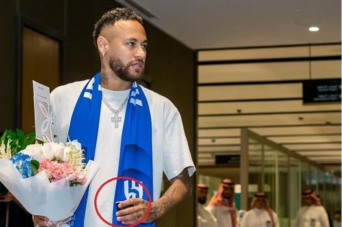 رد فعل نيمار عند تقديم القهوة السعودية له بالمطار 64e0b0054c59b76c48570a8e