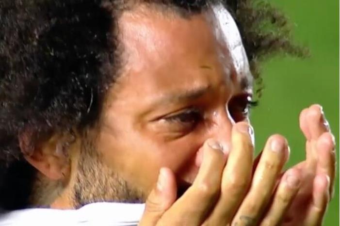 إصابة مروعة يتسبب بها مارسيلو للاعب أرجنتيني ويغادر الملعب باكيا (فيديو) 64c9f6cd4236041c2f2045ef