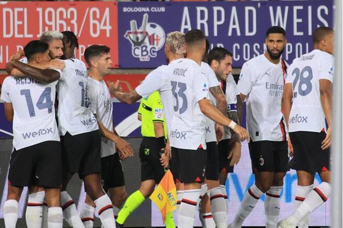 لقطة غريبة.. ميلان يرفض التوجه لغرفة الملابس بين شوطي مباراة بولونيا 64e45a43423604257e40f4e1