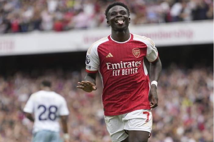 ساكا يدخل تاريخ نادي أرسنال 64e3c393423604340f35441e