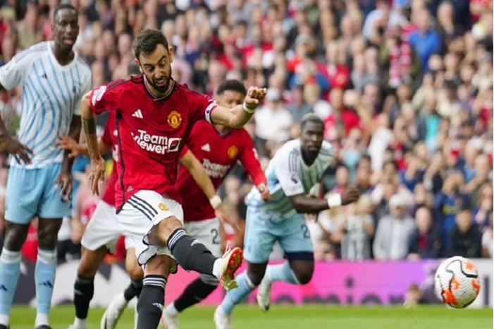 مانشستر يونايتد يحقق فوزا دراماتيكيا على نوتنغهام 64ea2aa04c59b77ce6638d55