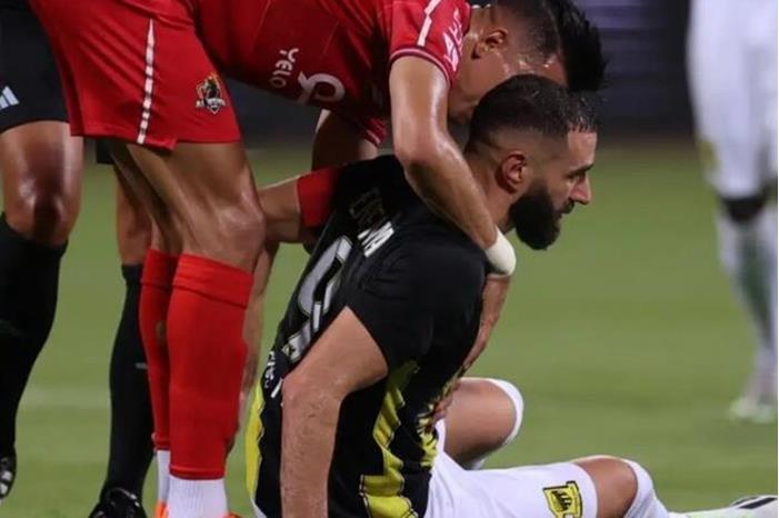 كشف تفاصيل إصابة كريم بنزيما 64ed9d2c42360473047b86e5