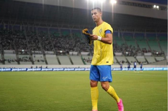 رونالدو يحرج  لاعب نادي الرجاء المغربي عقب مباراة فريقيهما في كأس العرب (فيديو) 64d0e3334c59b732351ebe8c