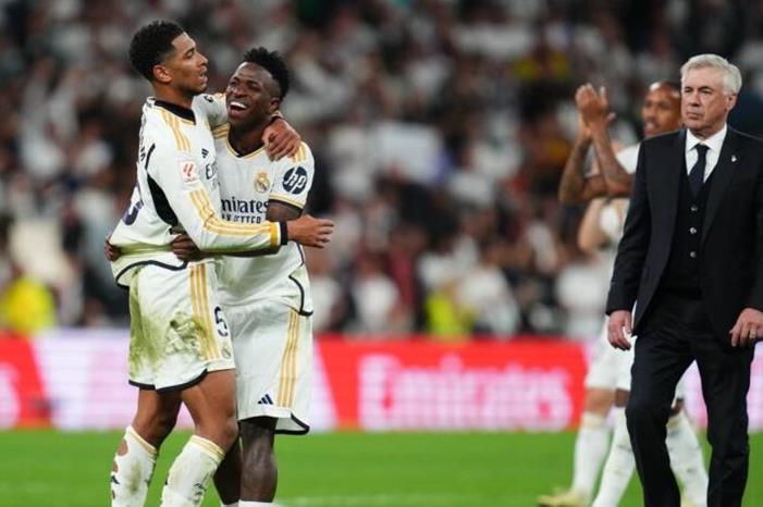 Jude-Bellingham-et-Vinicius-s-enlacent-sous-les-yeux-de-Carlo-Ancelotti-apres-Real-Madrid-Barca-3-2-Liga-le-21-mai-2024-1874035-780x470