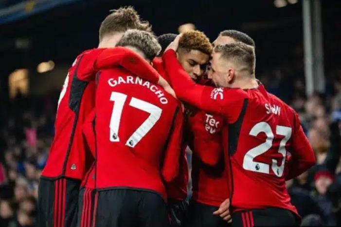 خزانة ملابس منبوذ مانشستر يونايتد تثير سخرية الجمهور Screenshot 2025-08-11 174115