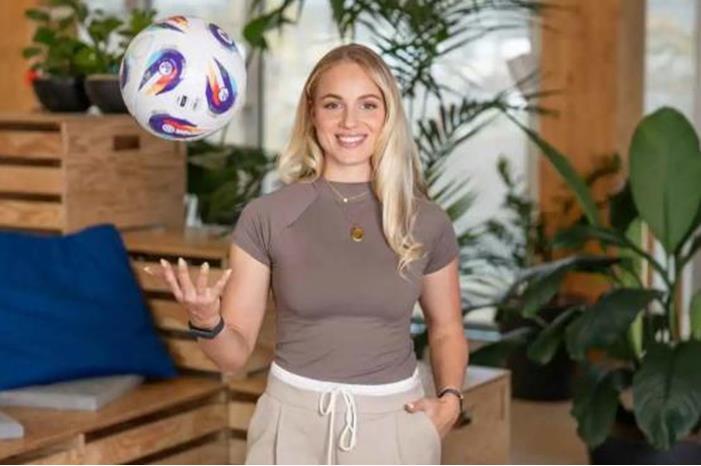 قدمت العرض بنفسها.. سؤال يمنحك فرصة تناول العشاء مع أجمل لاعبة في العالم Capture