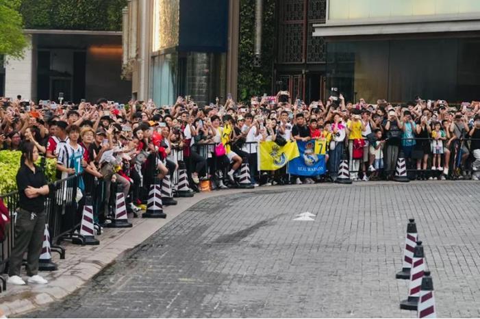 قمصان حمراء وبيضاء تشجع النصر أمام الاتحاد في هونج كونج.. ما القصة ؟ Capture