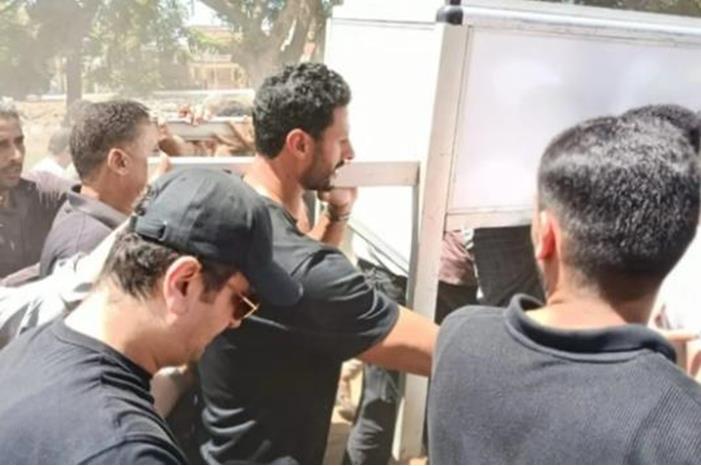 محمد الشناوي يودع والده في جنازة مهيبة Capture