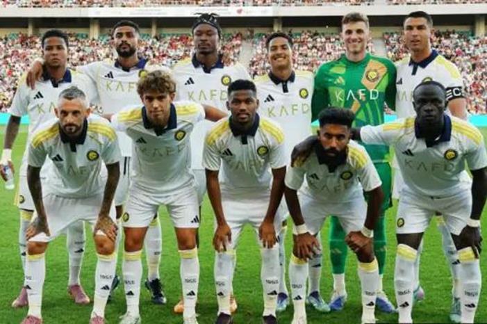 النصر يتسبب في أزمة مرورية في هونج كونج Capture