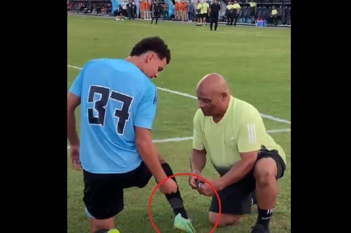 لقطة الجولة الرابعة للدوري المصري.. لاعب يحاول إصلاح حذائه بعد تمزقه 68ae29954c59b718455cadee