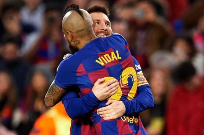 ميسي يودع صديقه فيدال بكلمات مؤثرة 122-212115-messi-wants-vidal-stay-barcelona_700x400 (1)