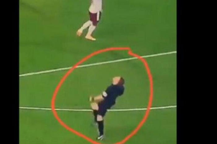 شاهد: ردة فعل غريبة لحكم مباراة ليفربول وأرسنال بعدما أهدر لاكازيت هدفا محققا .محوو