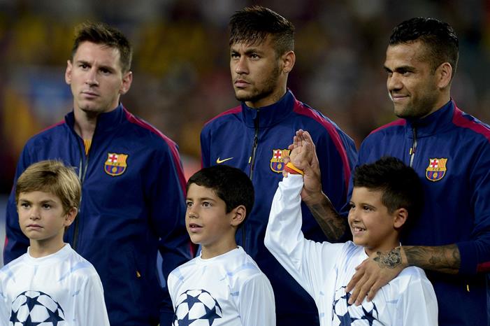تاريخ طويل من  التعامل السيئ مع نجوم برشلونة lionel-messi-neymar-daniel-alves-barcelona-apoel-uefa-champions-league_1quolsqbgvnm31amy86j257z9e