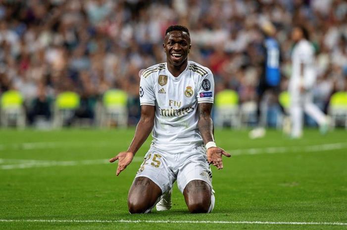 نسي وجود كورونا فوقع في قبضة الجماهير.. موقف طريف لفينيسيوس على-عكس-ما-يثار-..-ثقة-زيدان-في-فينيسيوس-جونيور-عمياء