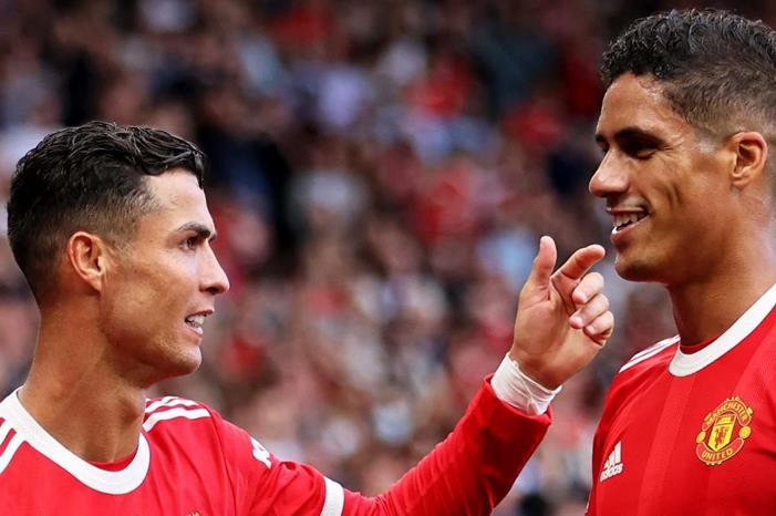 فاران: اللعب مع رونالدو أفضل من مواجهته cristiano-ronaldo-raphael-varane-manchester-united-2021-22_9hhihcsuxmik1930ft4w96ngu