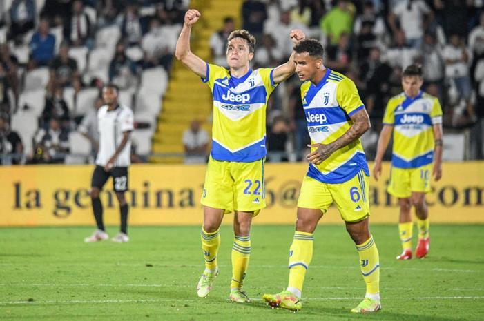 كييزا يكشف سر تفضيله الانضمام ليوفنتوس Chiesa-celebrates-win-Juventus-Spezia