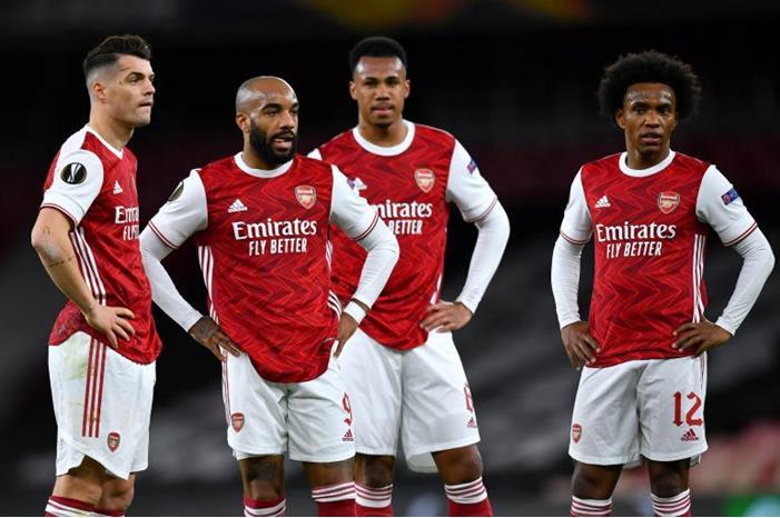 إيدو يدافع عن  ثورة  آرسنال RTXBBM3H