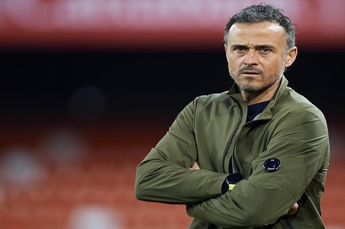 إنريكي وبوسكيتس يدافعان عن لاعب برشلونة 1B07BC74-B137-4C62-9E51-16E75EF2AA7E