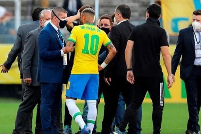 أول رد من الفيفا على أزمة مباراة البرازيل والأرجنتين 100-012207-brazil-argentina-suspended-world-cup-2022_700x400