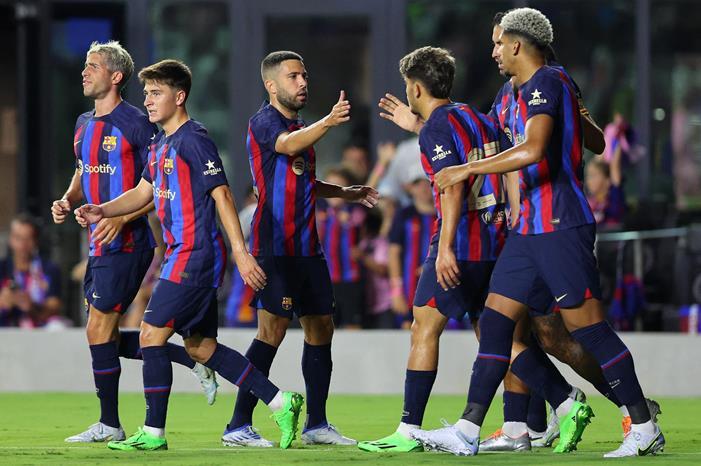 برشلونة يجدد عقد نجمه 62d79c164c59b743315478f6
