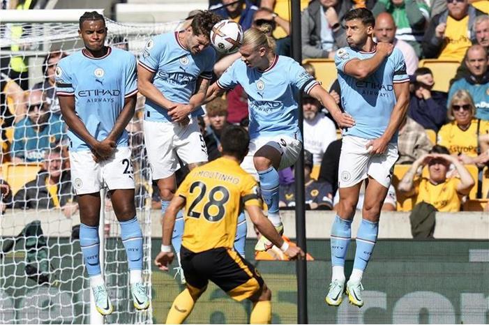 السيتي يقفز للصدارة مؤقتا باكتساح وولفرهامبتون 2022-09-17-10189730_epa