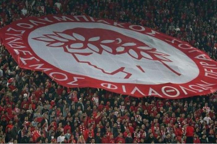 98-095404-olympiacos-fans-reaction-on-wolves-game_700x400