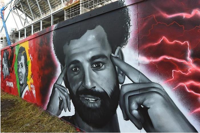 محمد صلاح على جدارية تضم أساطير ليفربول FdaoO-eXkAAjLs0
