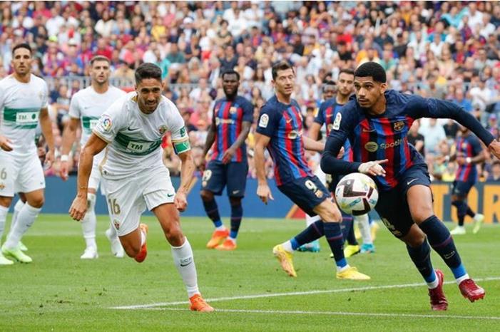 التوقف الدولي أثر بالسلب.. برشلونة يفتقد خدمات 3 لاعبين في خط الدفاع Araujo-1