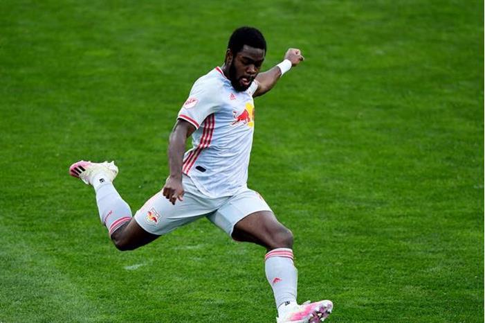 بالفيديو.. لاعب يركل الكرة في وجه مشجعة 6315bcee4c59b710be3d8e2e