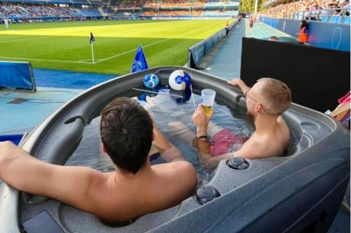 بالصور.. أغرب متابعة لمباراة كرة القدم من الجاكوزي 6315c3334c59b7777d1a3e8b