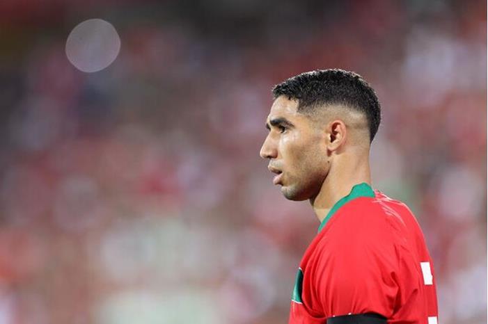 بالفيديو.. أشرف حكيمي يدخل في مناوشة مع مشجعين بسبب طفل! 6502c74b4c59b74de375e708