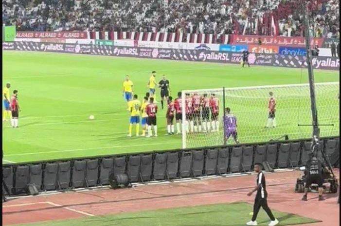 أول ظهور للمصور الذي اصطدمت به تسديدة رونالدو الصاروخية رونالدو-1200x863