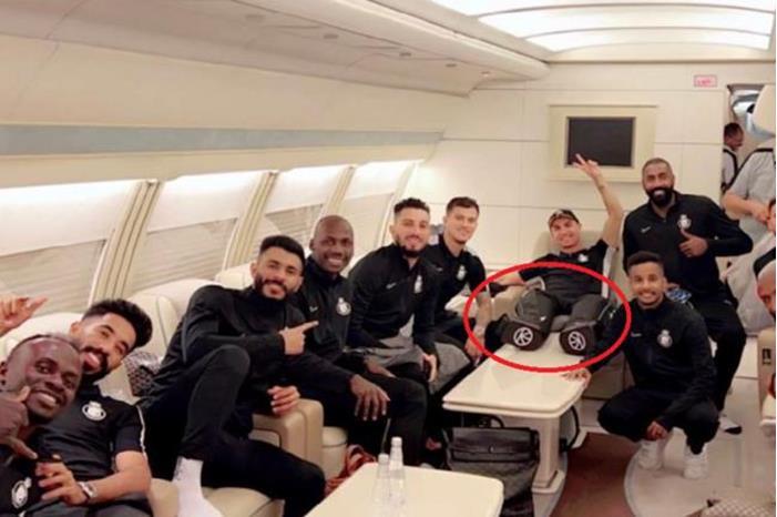 ما سر ارتداء رونالدو لجهاز غريب بعد لقاء بيرسبوليس الإيراني؟ 650ae5f14c59b7136975037a