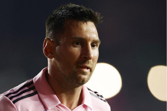 ميسي يتعرض لموقف محرج من ممثل كوميدي أرجنتيني (فيديو) 650bdccb423604046574edb0