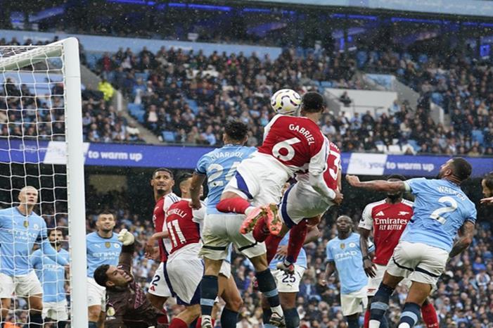 أرسنال بعشرة لاعبين يتعادل مع مانشستر سيتي في قمة مثيرة 66f057034236040f6753e913 (1)