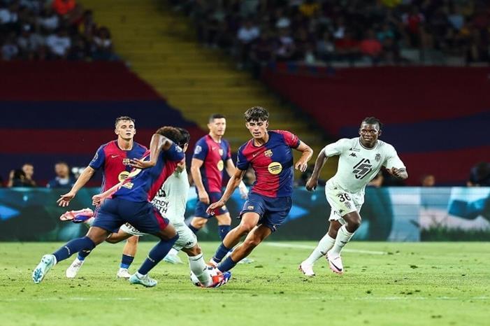 مكافآت وشرط جزائي بـ500 مليون يورو.. برشلونة يتحرك لتحصين نجم شاب 66f55073423604577c21721f