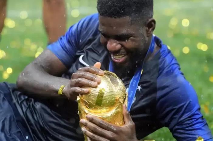 بعد أعوام الضياع .. بطل العالم يعلق حذاءه قبل الأوان Screenshot 2025-09-15 202908