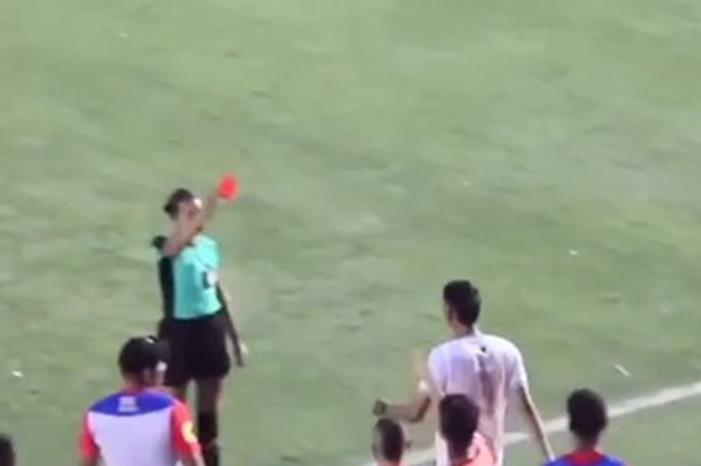 تصرف صادم للاعب بالدوري الكولومبي بعد إشهار الحكَمة بطاقة حمراء في وجهه 68b88e5042360402471f446c (1)