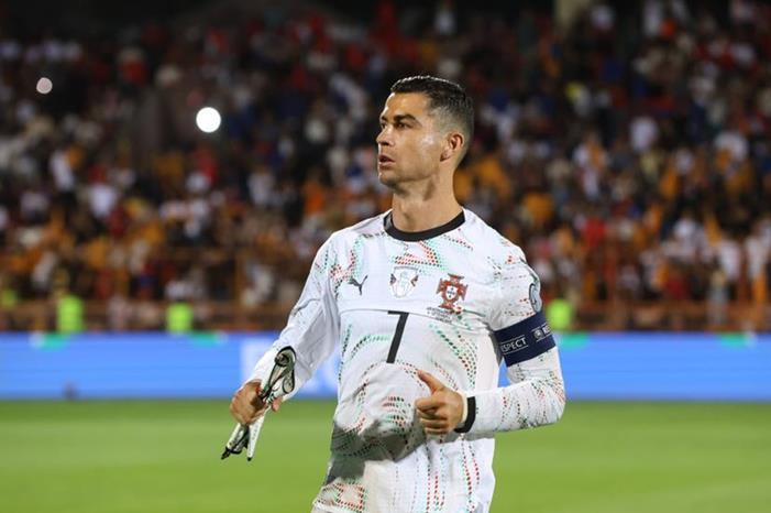 رد فعل طفل يقف بجانب رونالدو قبل مواجهة البرتغال وأرمينيا يثير تفاعلا واسعا (فيديو) 68bd9a774c59b728e339a296