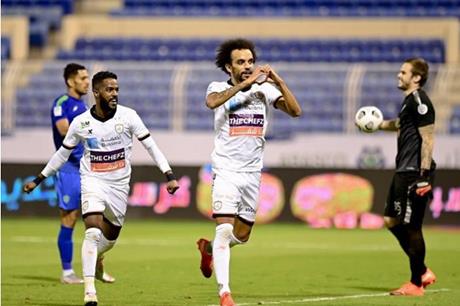 الشباب يشارك الهلال صدارة الدوري السعودي ملاعب