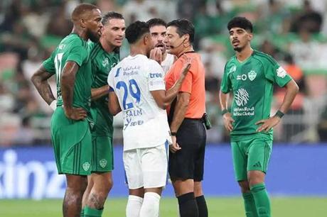 من هو حكم مباراة الهلال وأهلي جدة؟ - ملاعب 