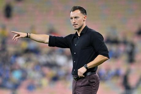 يايسله يُتوَّج بجائزة مدرب الشهر في دوري روشن - ملاعب 