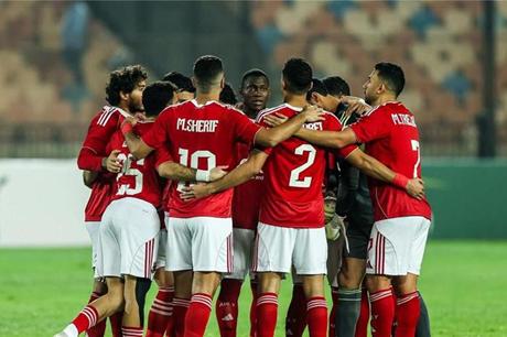 مدير الكرة بالنادي الأهلي المصري يهدد لاعبي الفريق - ملاعب 