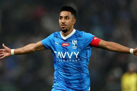 هل يتنازل الدوسري عن شارة قيادة الهلال لبنزيما؟ - ملاعب 